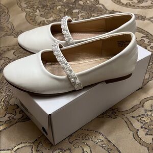 Elegant Ivory Pearl-Embellished Childrenβs Shoes